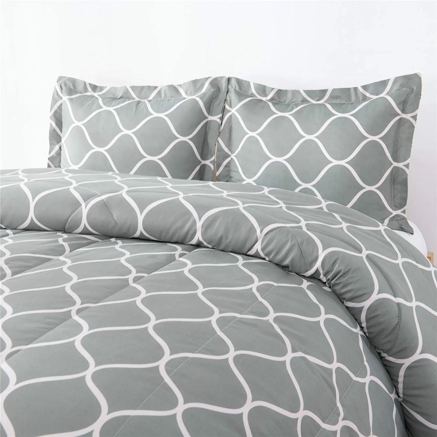 2-Pieces Gray Geometric Polyester Bedding Comforter Set.
